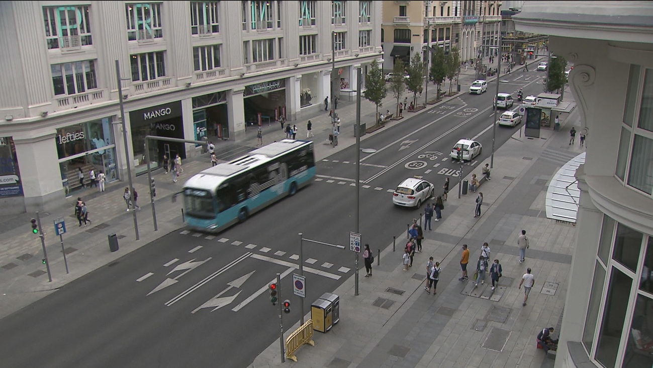 El turismo firma el peor verano de su historia y deja la Gran Vía casi desierta con comercios y hoteles cerrados