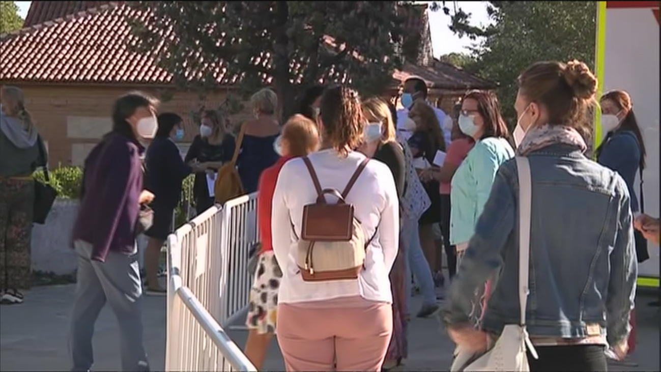Masificación, colas, y filtración de datos, las denuncias de los profesores  en la primera jornada de pruebas serológicas a los docentes de Madrid