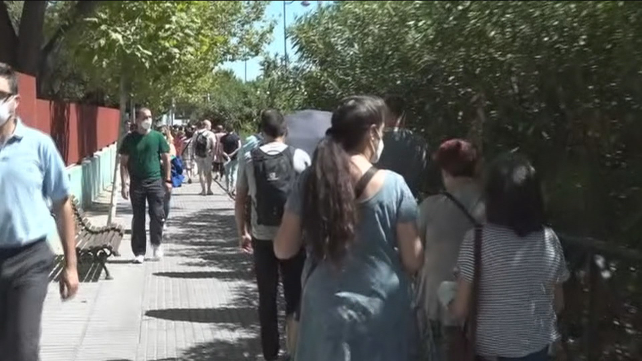 Largas colas de docentes para hacerse la prueba serológica en Leganés