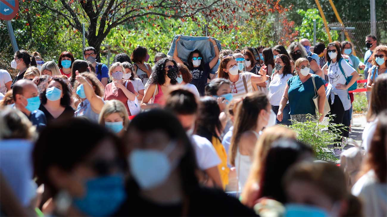 La Comunidad pide disculpas y la oposición critica el caos de los test a profesores