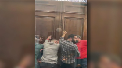 Diputados de Vox se refugian en un hotel del Raval de Barcelona increpados por extremistas