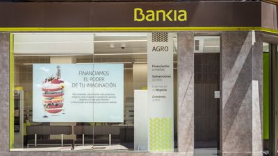 CaixaBank y Bankia reciben la autorización condicionada de la CNMC para su fusión