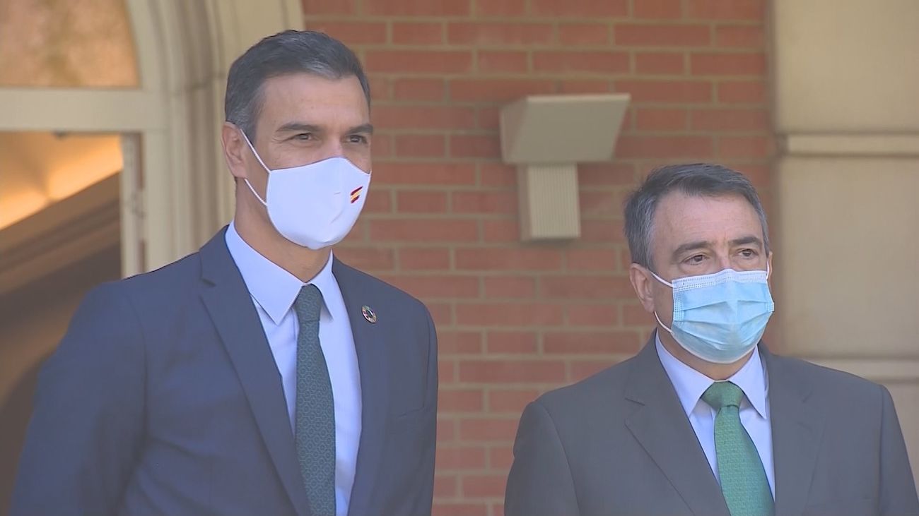 Pedro Sánchez con Aitor Esteban