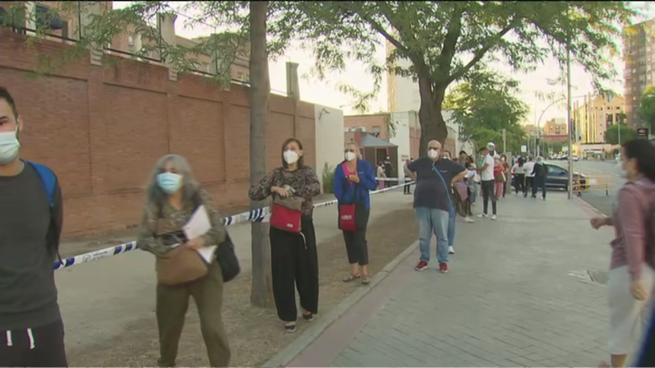Colas fluidas y ordenadas en el segundo día de pruebas serológicas a los profesores madrileños