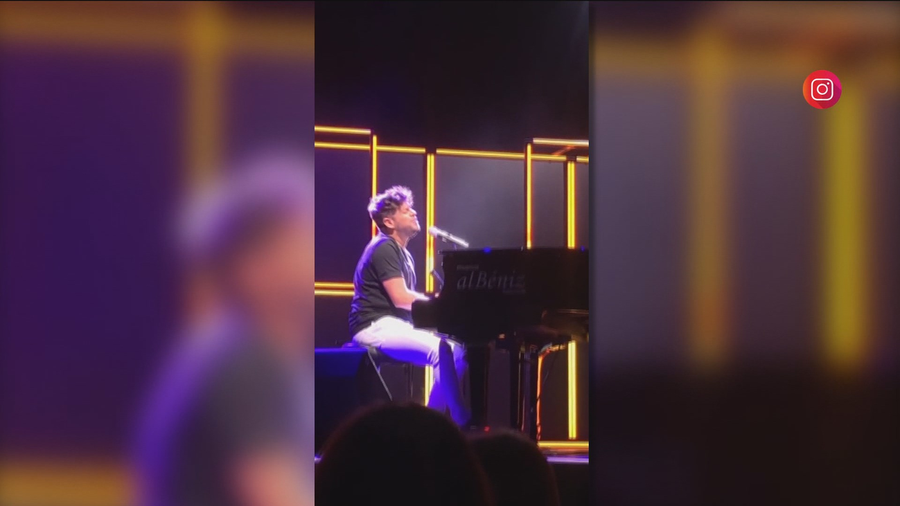 Pablo López abandona llorando el escenario tras recibir una pedrada