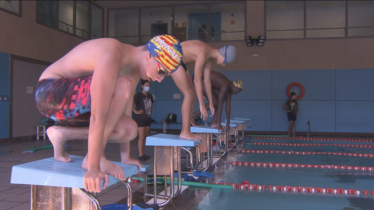 Nadadores invidentes vuelven a la piscina con el sueño de competir en un futuro