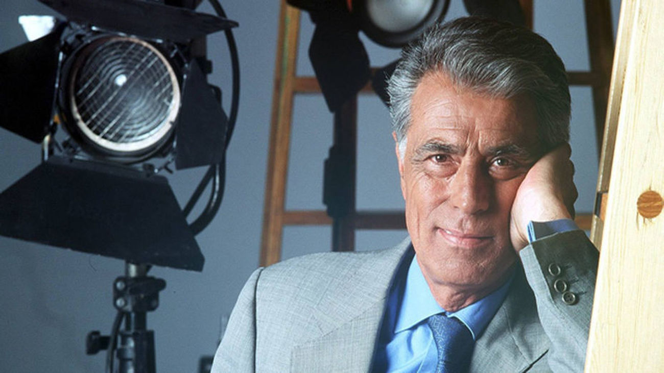 La voz de Jesús Hermida inaugura la tertulia 'Ellas'