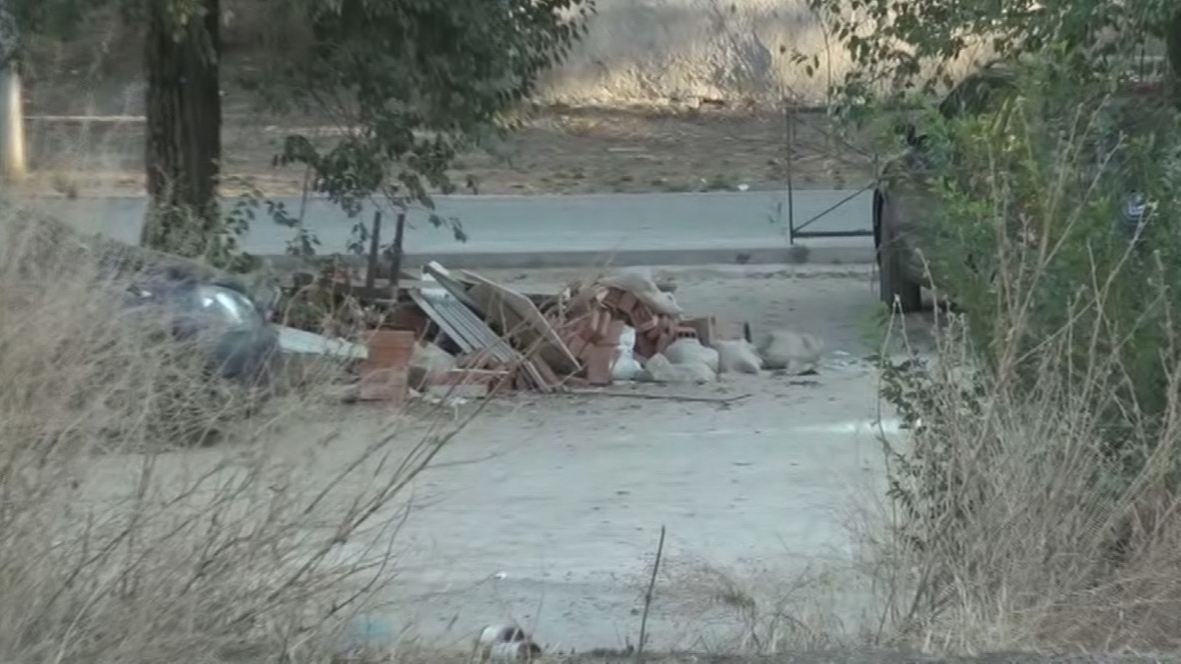 Denuncian el estado de abandono de un parque en Villaverde