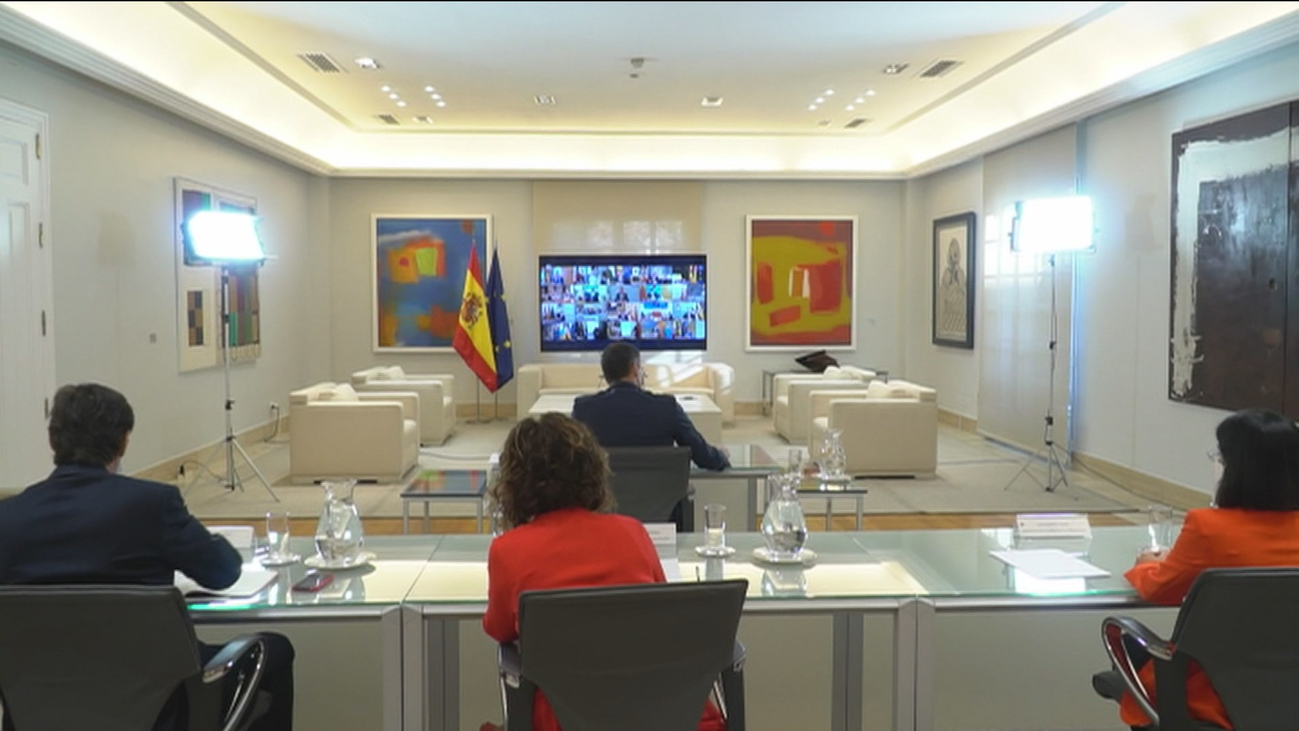 Sánchez pide a los presidentes que consulten a Sanidad el cierre de colegios y Madrid quiere acordar un plan de movilidad