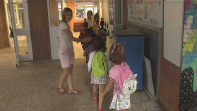 Madrid anuncia que comenzará a contratar a profesores interinos este lunes