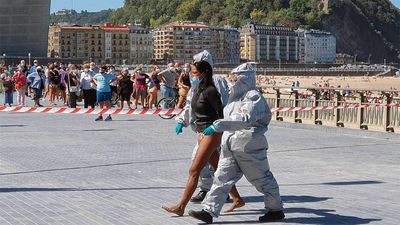 Detenida en San Sebastián cuando practicaba surf, tras dar positivo y saltarse el confinamiento