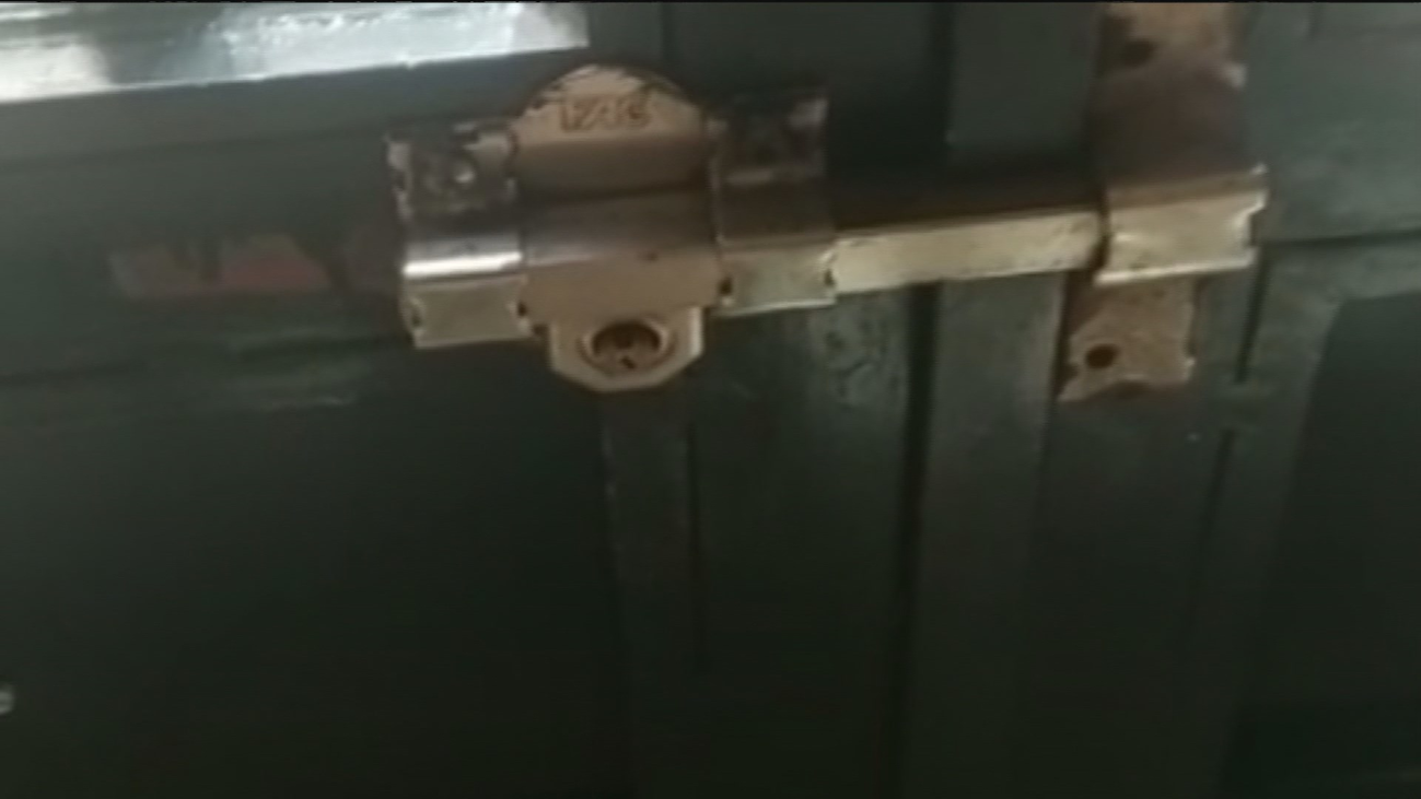 Instalan cerrojos en sus portales por miedo a los okupas violentos de Oporto