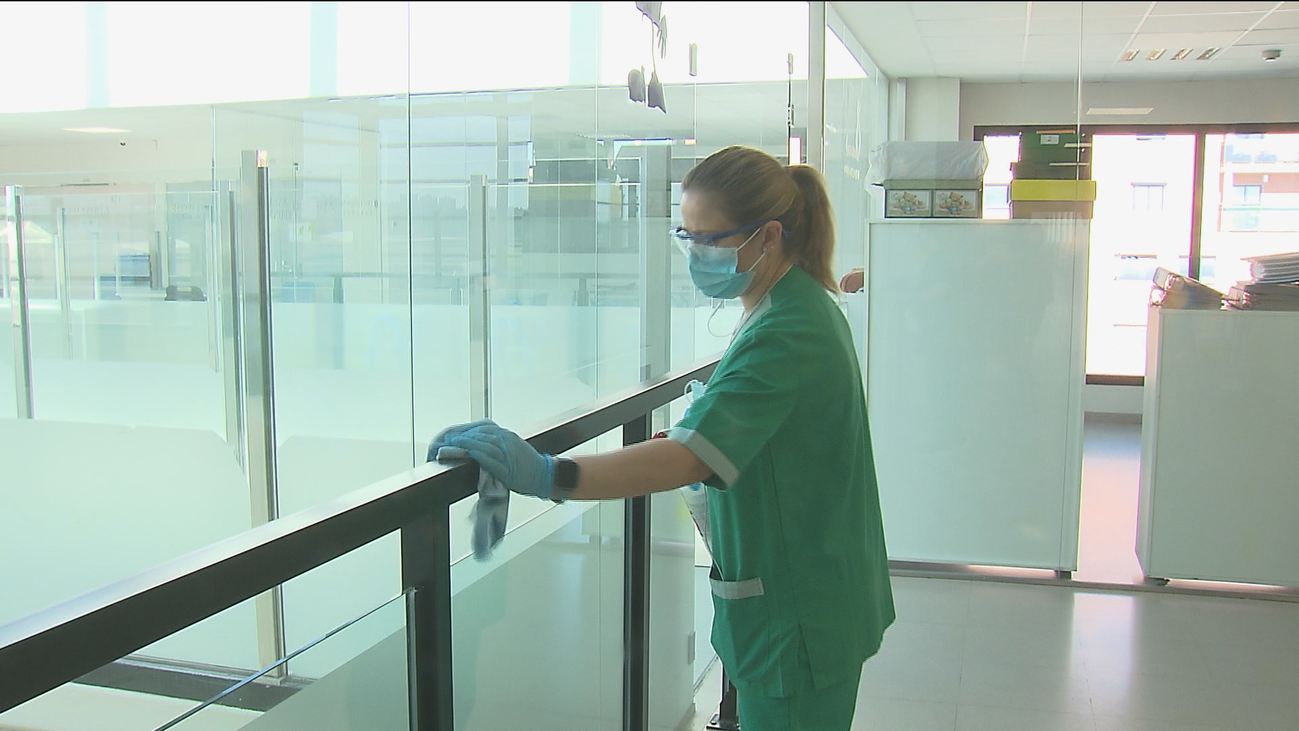 El personal de limpieza en los colegios, en primera línea de fuego en la lucha contra el coronavirus