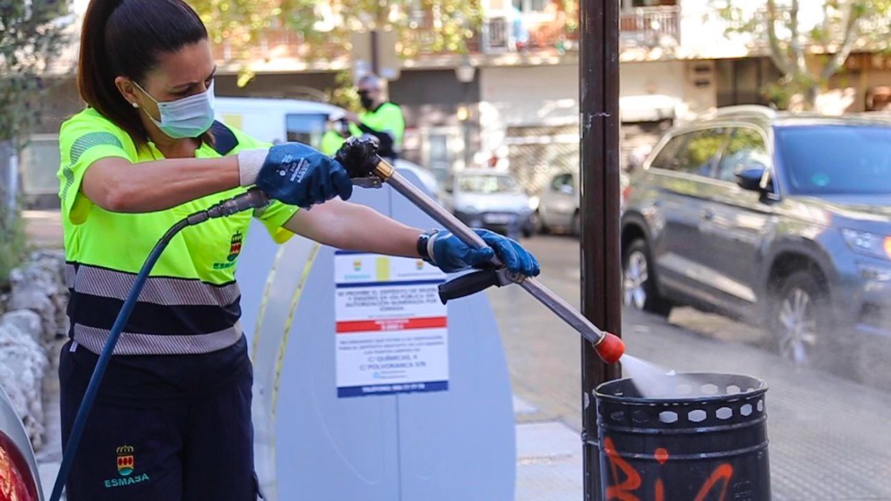 Limpieza de una papelera en Alcorcón