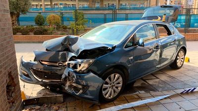 Dos heridas al impactar su coche contra unos soportales en Sanchinarro