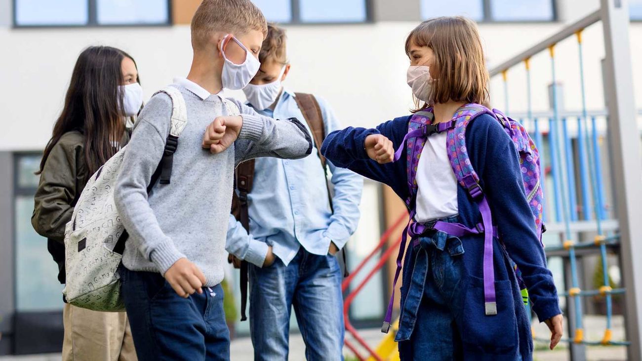 Niños saludándose con el codo