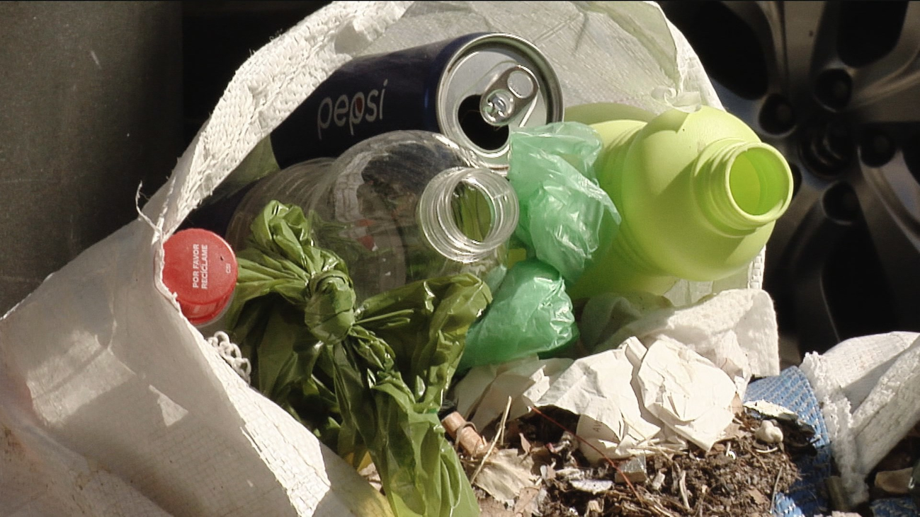 Proliferación de basura y contenedores rotos en Zarzaquemada
