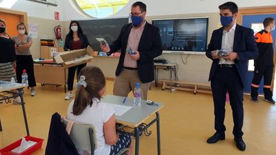 Paracuellos reparte 5.000 mascarillas reutilizables en sus centros educativos