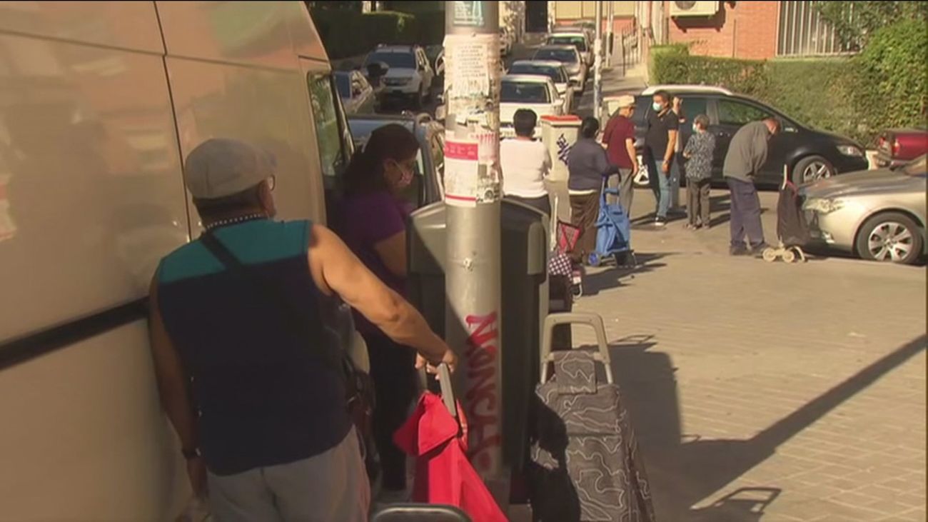 La Asociación Vecinos de Puerto Chico (Aluche) reparte paquetes de alimentos a unas 120 familias vulnerables
