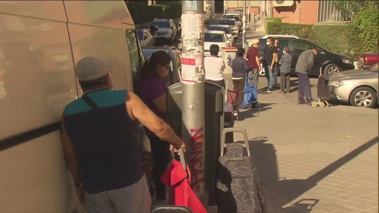 La Asociación 'Vecinos de Puerto Chico' (Aluche) reparte paquetes de alimentos a unas 120 familias vulnerables