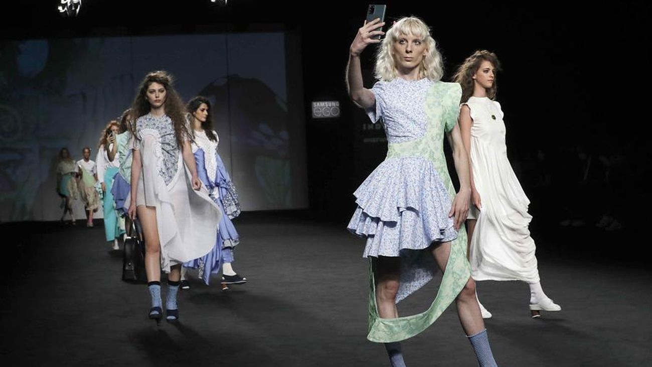 Modelos del diseñador Robert Rodríguez sobre la pasarela de la Fashion Week Madrid