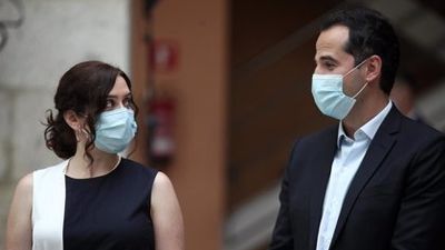 Ayuso ganaría las elecciones en Madrid con dos escaños más que el PSOE, según una encuesta de 'La Razón'