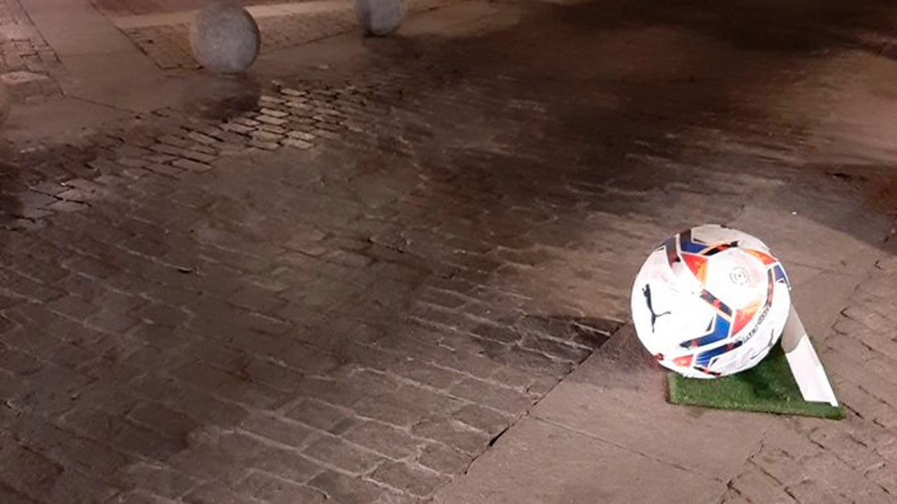 Bolardo pintado como un balón  de fútbol en el centro de Madrid