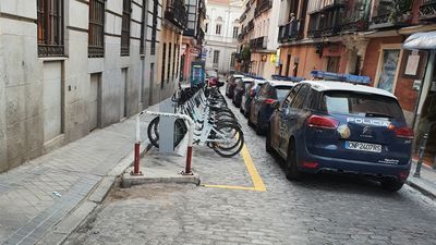 Redada en una sauna en Malasaña con ocho detenidos con drogas y 100 hombres sin mascarilla