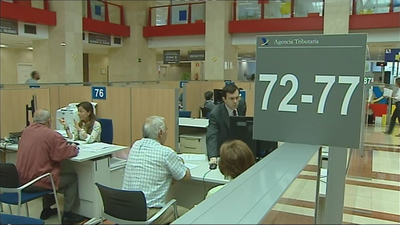 Ayuso mantiene que hará la rebaja de medio punto en todos los tramos del IRPF pese a la crisis del coronavirus