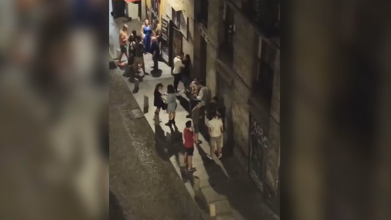 Vecinos de la Cava Baja denuncian las aglomeraciones de gente en la calle tras el cierre de los bares