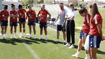 La Selección recibe a Virginia Torrecilla al grito de "jugar, luchar y ganar"