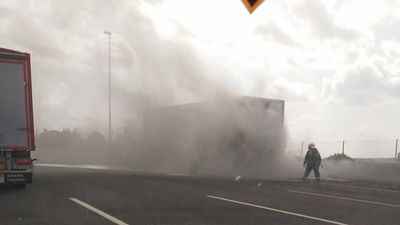 El incendio de un camión provoca un gran atasco en la A-6 a la altura de Galapagar