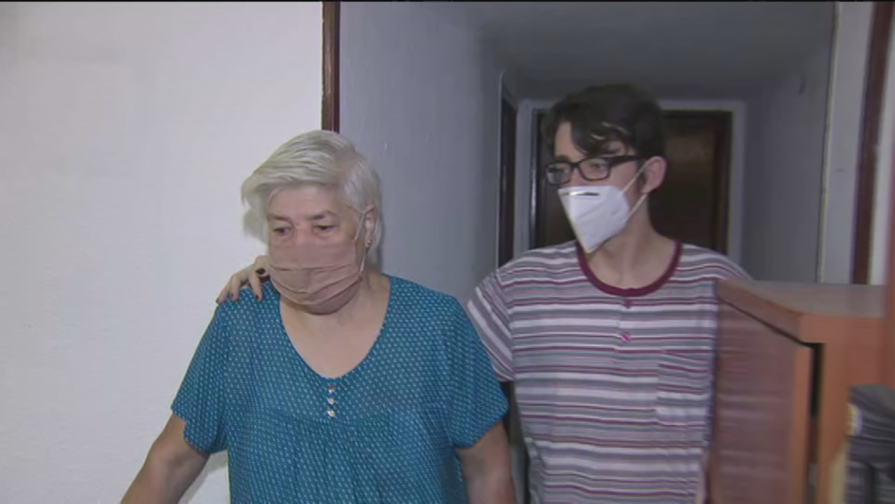 Una anciana pide ayuda con carteles en Carabanchel para que no la echen de su casa