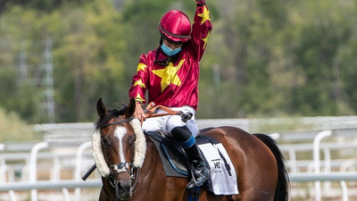 La jockey Nieves García hace historia al ganar un Gran Premio