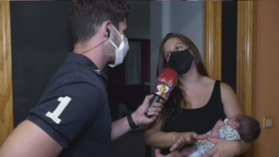 Mandan a una parturienta a casa y tiene el bebé en la bañera