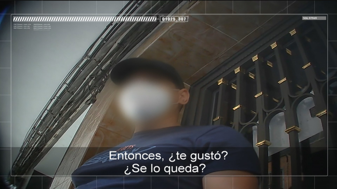 Un equipo de Telemadrid descubre cómo funcionan las mafias de venta de pisos okupados