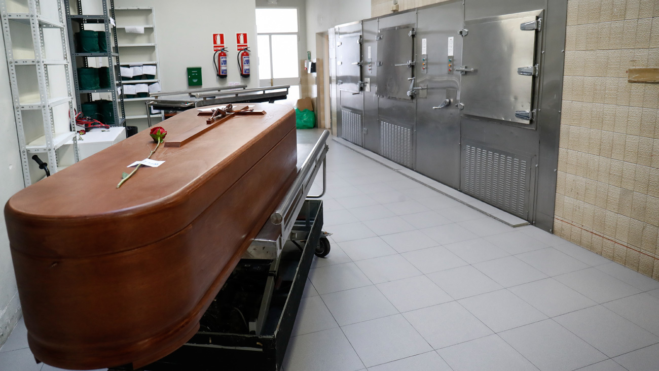 Varios féretros aguardan a la incineración en la sala previa del Crematorio del cementerio de La Almudena
