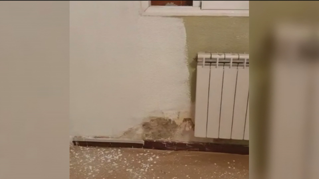 Compra un piso de un banco en la Elipa y se lo encuentra en ruinas tras una 'okupación'