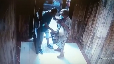 Un policía de Vallecas plasma en un libro un listado de tips ‘anti-robos’