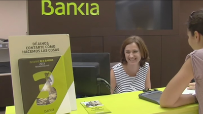 Los trabajadores de Bankia y Caixabank temen que la  fusión provoque más de 8.000 despidos y el cierre de sucursales