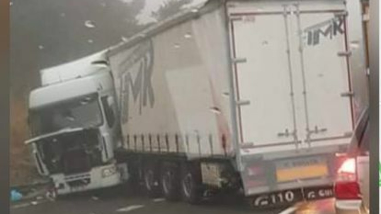 Accidente de un camión en el Puerto de los Leones