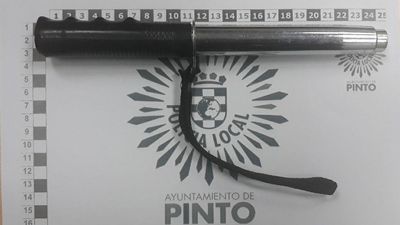 Requisan en Pinto una defensa extensible y un cuchillo a un grupo de jóvenes