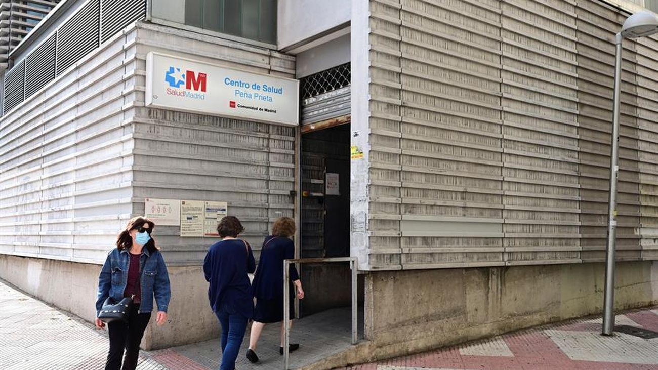 Varias personas entrando en un centro de salud