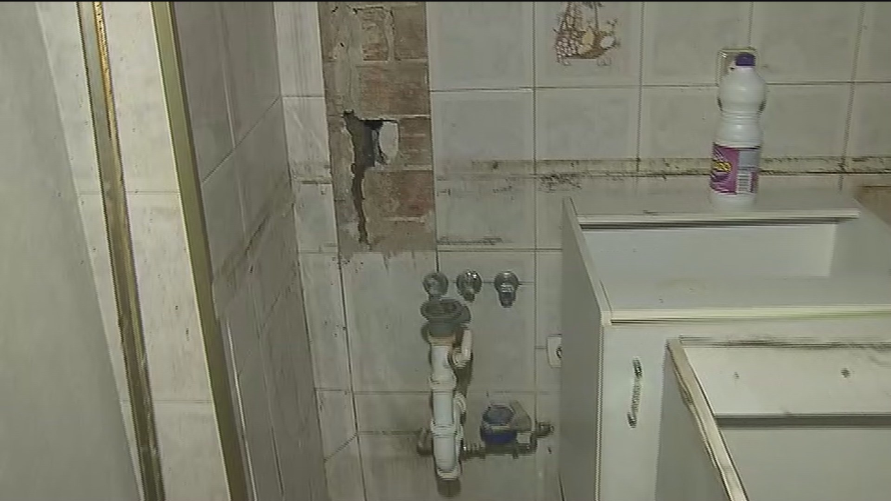 Compra un piso en la Elipa en perfectas condiciones y se lo encuentra anegado por una fuga