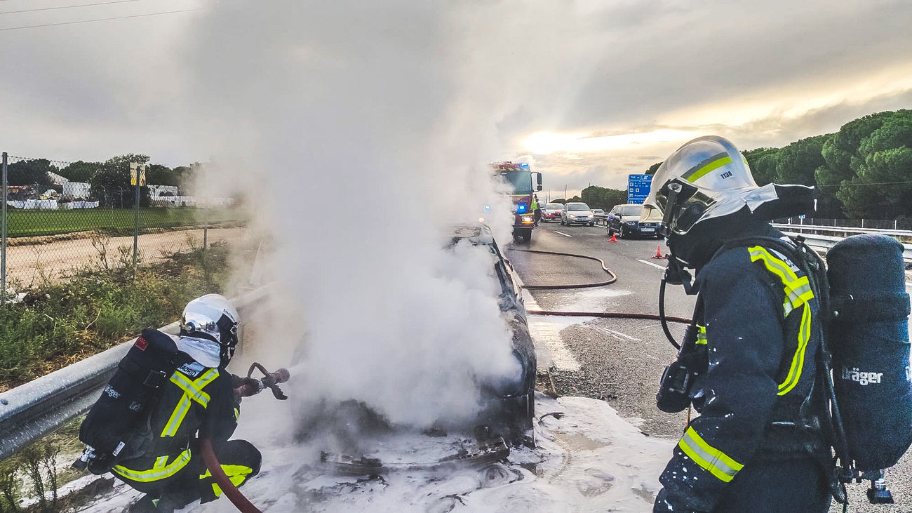 Los bomberos extinguen un incendio de un coche en la A-5