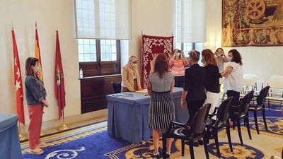 Una concejala musulmana casa a dos mujeres en Madrid