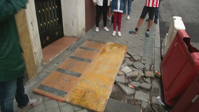 Vecinos de Puerta del Ángel se quejan por un socavón que lleva dos años junto a su portal