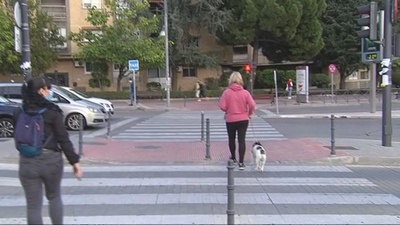 Una calle separa las nuevas medidas en San Sebastián de los Reyes de Alcobendas