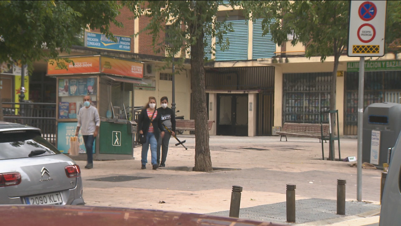 Los trabajos sin contrato aumentan la preocupación entre los vecinos de Villaverde por las nuevas restricciones