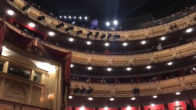 Suspenden la función en el Real tras la indignación de los asistentes por no respetar la distancia de seguridad